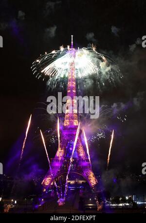 Der Eiffelturm wird am Dienstag, den 14. Juli 2020, am Tag der Bastille in Paris von einem Feuerwerk erleuchtet. Aufgrund der sozialen Distanzierungsnormen hielt das Land seine traditionelle Militärparade nicht ab und ersetzte sie durch eine Zeremonie, in der das Gesundheitspersonal im Kampf gegen die Coronavirus-Pandemie geehrt wurde. Foto von Alain Apaydin/ABACAPRESS.COM Stockfoto