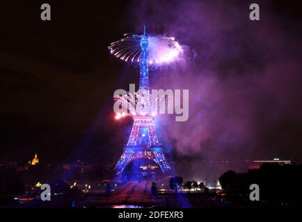 Der Eiffelturm wird am Dienstag, den 14. Juli 2020, am Tag der Bastille in Paris von einem Feuerwerk erleuchtet. Aufgrund der sozialen Distanzierungsnormen hielt das Land seine traditionelle Militärparade nicht ab und ersetzte sie durch eine Zeremonie, in der das Gesundheitspersonal im Kampf gegen die Coronavirus-Pandemie geehrt wurde. Foto von Alain Apaydin/ABACAPRESS.COM Stockfoto