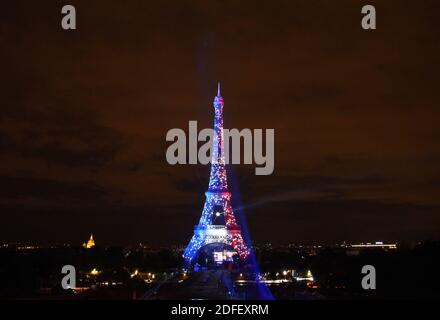 Der Eiffelturm wird am Dienstag, den 14. Juli 2020, am Tag der Bastille in Paris von einem Feuerwerk erleuchtet. Aufgrund der sozialen Distanzierungsnormen hielt das Land seine traditionelle Militärparade nicht ab und ersetzte sie durch eine Zeremonie, in der das Gesundheitspersonal im Kampf gegen die Coronavirus-Pandemie geehrt wurde. Foto von Alain Apaydin/ABACAPRESS.COM Stockfoto