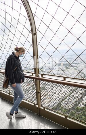 Besucher, die eine Schutzmaske tragen, sehen von der Spitze des Eiffelturms während der Wiedereröffnung des 3. Stockwerks, am 15. Juli 2020, in Paris, da Frankreich Lockdown-Maßnahmen zur Eindämmung der Ausbreitung des COVID-19 durch das neuartige Coronavirus erleichtert. Die ersten beiden Etagen waren bereits seit Juni 25 für Besucher zugänglich. Foto von Eliot Blondt/ABACAPRESS.COM Stockfoto