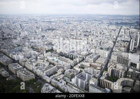 Allgemeine Ansicht von Paris von der Spitze des Eiffelturms aus gesehen während der Wiedereröffnung des 3. Stockwerks, am 15. Juli 2020, in Paris, da Frankreich Lockdown-Maßnahmen zur Eindämmung der Ausbreitung des COVID-19 durch das neuartige Coronavirus erleichtert. Die ersten beiden Etagen waren bereits seit Juni 25 für Besucher zugänglich. Foto von Eliot Blondt/ABACAPRESS.COM Stockfoto