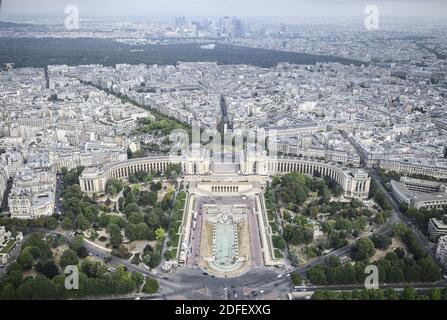 Allgemeine Ansicht der Champs de Mars von der Spitze des Eiffelturms bei der Wiedereröffnung des 3. Stockwerks, am 15. Juli 2020, in Paris, da Frankreich die Lockdown-Maßnahmen zur Eindämmung der Ausbreitung des COVID-19 durch das neuartige Coronavirus erleichtert. Die ersten beiden Etagen waren bereits seit Juni 25 für Besucher zugänglich. Foto von Eliot Blondt/ABACAPRESS.COM Stockfoto