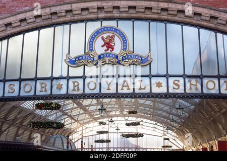 Windsor Royal Shopping Arcade Eingang an Weihnachten, Windsor Royal Station, Windsor, Berkshire, England, Großbritannien Stockfoto