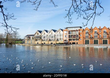 Eton Riverside Apartments auf der anderen Seite der Themse, Eton, Berkshire, England, Großbritannien Stockfoto