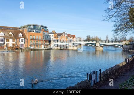 Eton Riverside Apartments auf der anderen Seite der Themse, Eton, Berkshire, England, Großbritannien Stockfoto