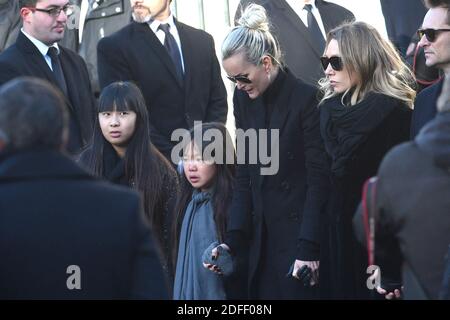 Datei Foto vom 9. Dezember 2017 von Laeticia Hallyday mit ihren Töchtern Jade Hallyday und Joy Hallyday, Laura Smet und David Hallyday, die die Trauerfeier für den französischen Sänger Johnny Hallyday in Paris, Frankreich, verlassen. Trotz einer finanziellen Vereinbarung zwischen Laeticia Hallyday und Laura Smet bedeutet das nicht das Ende der Feindseligkeiten zwischen den beiden Frauen. Während sich die Witwe des Rockers in einem am Donnerstag, dem 16. Juli veröffentlichten Interview mit Paris Match äußert, übernimmt die Tochter von Nathalie Baye die Führung in einem RTL-Interview. Die Gelegenheit, ihrer Meinung nach, ihre 'Wahrheit' A zu liefern Stockfoto