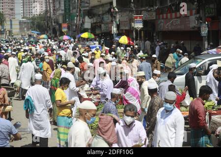 Menschen aus Bangladesch drängen auf einen holi-Tagesmarkt, ohne sich um physische Distanzierung zu kümmern, die für die Kontrolle der Ausbreitung des Coronavirus (COVID-19) entscheidend ist, in Dhaka, Bangladesch, 17. Juli 2020. Foto von Kanti das Suvra/ABACAPRESS.COM Stockfoto