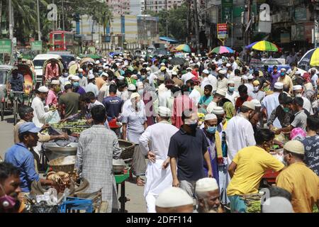 Menschen aus Bangladesch drängen auf einen holi-Tagesmarkt, ohne sich um physische Distanzierung zu kümmern, die für die Kontrolle der Ausbreitung des Coronavirus (COVID-19) entscheidend ist, in Dhaka, Bangladesch, 17. Juli 2020. Foto von Kanti das Suvra/ABACAPRESS.COM Stockfoto