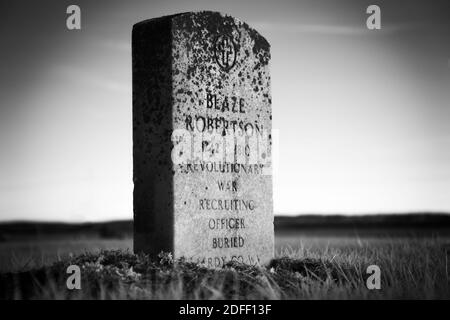 Der Grabstein von Blaze Robertson auf dem Robertson Friedhof in der Nähe von Honeytown, IN. Schwarz-Weiß-Infrarotlicht. Stockfoto