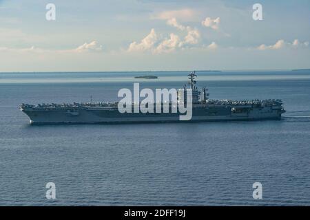 Handout Foto vom 15. Juli 2020 des Flugzeugträgers USS Nimitz (CVN 68) durchreist die Balabac Strait. Zwei Flugzeugträger der US Navy haben seltene Doppelübungen im Südchinesischen Meer wieder aufgenommen, zum zweiten Mal in diesem Monat haben sich die massiven Kriegsschiffe in den umkämpften Gewässern zusammengetan. Die USS Ronald und USS Nimitz Carrier Streiks Gruppen, bestehend aus mehr als 12,000 US-Militärpersonal unter den beiden Flugzeugträgern und ihre eskortierenden Kreuzer und Zerstörer, wurden in der Südchinesischen Meer ab Freitag 17. Juli, die US-Pazifik-Flotte sagte in einer Erklärung. Die Anwesenheit der Nimitz und Reag Stockfoto