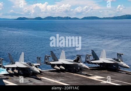 Handout Foto vom 14. Juli 2020 des Flugzeugträgers USS Nimitz (CVN 68) durchreist die Surigao-Straße. Zwei Flugzeugträger der US Navy haben seltene Doppelübungen im Südchinesischen Meer wieder aufgenommen, zum zweiten Mal in diesem Monat haben sich die massiven Kriegsschiffe in den umkämpften Gewässern zusammengetan. Die USS Ronald und USS Nimitz Carrier Streiks Gruppen, bestehend aus mehr als 12,000 US-Militärpersonal unter den beiden Flugzeugträgern und ihre eskortierenden Kreuzer und Zerstörer, wurden in der Südchinesischen Meer ab Freitag 17. Juli, die US-Pazifik-Flotte sagte in einer Erklärung. Die Anwesenheit der Nimitz und Rea Stockfoto