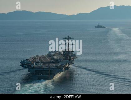 Aushängeschilder vom 15. Juli 2020 des Flugzeugträgers USS Nimitz (CVN 68) und des Ticonderoga-Klasse-Lenkflugkreuzers USS Princeton (CG 59) auf der Durchfahrt der Balabac-Straße. Zwei Flugzeugträger der US Navy haben seltene Doppelübungen im Südchinesischen Meer wieder aufgenommen, zum zweiten Mal in diesem Monat haben sich die massiven Kriegsschiffe in den umkämpften Gewässern zusammengetan. Die USS Ronald und USS Nimitz Carrier Streiks Gruppen, bestehend aus mehr als 12,000 US-Militärpersonal unter den beiden Flugzeugträgern und ihre eskortierenden Kreuzer und Zerstörer, waren in der Südchinesischen Meer ab Freitag 17. Juli, die USA Stockfoto