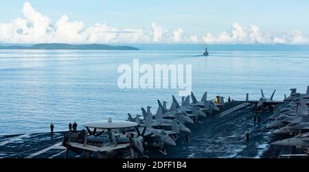 Handout Foto vom 14. Juli 2020 des Flugzeugträgers USS Nimitz (CVN 68) durchreist die Surigao-Straße. Zwei Flugzeugträger der US Navy haben seltene Doppelübungen im Südchinesischen Meer wieder aufgenommen, zum zweiten Mal in diesem Monat haben sich die massiven Kriegsschiffe in den umkämpften Gewässern zusammengetan. Die USS Ronald und USS Nimitz Carrier Streiks Gruppen, bestehend aus mehr als 12,000 US-Militärpersonal unter den beiden Flugzeugträgern und ihre eskortierenden Kreuzer und Zerstörer, wurden in der Südchinesischen Meer ab Freitag 17. Juli, die US-Pazifik-Flotte sagte in einer Erklärung. Die Anwesenheit der Nimitz und Rea Stockfoto