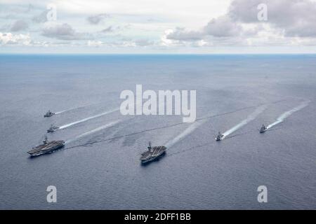 Handout Foto vom 6. Juli 2020 der Flugzeugträger USS Ronald Reagan (CVN 76) und USS Nimitz (CVN 68) und ihre Carrier Strike Groups (CSGs) Dampf in Formation. Zwei Flugzeugträger der US Navy haben seltene Doppelübungen im Südchinesischen Meer wieder aufgenommen, zum zweiten Mal in diesem Monat haben sich die massiven Kriegsschiffe in den umkämpften Gewässern zusammengetan. Die USS Ronald und USS Nimitz Carrier Streiks Gruppen, bestehend aus mehr als 12,000 US-Militärpersonal unter den beiden Flugzeugträgern und ihre eskortierenden Kreuzer und Zerstörer, waren in der Südchinesischen Meer ab Freitag, 17. Juli, den US-Pazifik Stockfoto