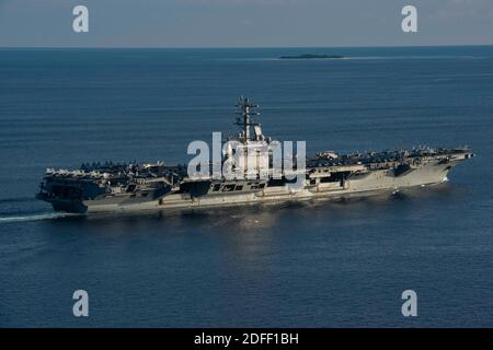 Handout Foto vom 15. Juli 2020 des Flugzeugträgers USS Nimitz (CVN 68) durchreist die Balabac-Straße. Zwei Flugzeugträger der US Navy haben seltene Doppelübungen im Südchinesischen Meer wieder aufgenommen, zum zweiten Mal in diesem Monat haben sich die massiven Kriegsschiffe in den umkämpften Gewässern zusammengetan. Die USS Ronald und USS Nimitz Carrier Streiks Gruppen, bestehend aus mehr als 12,000 US-Militärpersonal unter den beiden Flugzeugträgern und ihre eskortierenden Kreuzer und Zerstörer, wurden in der Südchinesischen Meer ab Freitag 17. Juli, die US-Pazifik-Flotte sagte in einer Erklärung. Die Anwesenheit der Nimitz und Rea Stockfoto