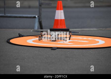 Eine Drohne wird bei einem Brand in der Kathedrale Saint-Pierre-et-Saint-Paul in Nantes, Westfrankreich, am 18. Juli 2020 gesehen. Ein Brand, der am 18. Juli in der gotischen Kathedrale von Nantes brach, wurde eingedämmt, sagten die Notbeamten und fügten hinzu, dass der Schaden nicht vergleichbar sei mit dem Brand der Kathedrale Notre-Dame in Paris im letzten Jahr. "Der Schaden konzentriert sich auf die Orgel, die völlig zerstört zu sein scheint. Seine Plattform ist sehr instabil und könnte zusammenbrechen", sagte der regionale Feuerchef General Laurent Ferlay vor der Kathedrale bei einer Pressekonferenz. Foto von Roan Houssin/ABACAPRESS.COM Stockfoto