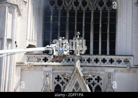 Feuerwehrleute sind am 18. Juli 2020 dabei, in der Kathedrale Saint-Pierre-et-Saint-Paul in Nantes, Westfrankreich, einen Brand zu verrichten. Der Großbrand, der am 18. Juli 2020 in der Kathedrale in der westfranzösischen Stadt Nantes ausbrach, sei nun eingedämmt worden, sagten die Rettungsdienste. "Es ist ein Großbrand", sagte die Einsatzzentrale und fügte hinzu, dass die Besatzungen kurz vor 08:00 Uhr (0600 Uhr GMT) alarmiert wurden und dass 60 Feuerwehrleute entsandt wurden. Foto von Ronan Houssin/ABACAPRESS.COM Stockfoto