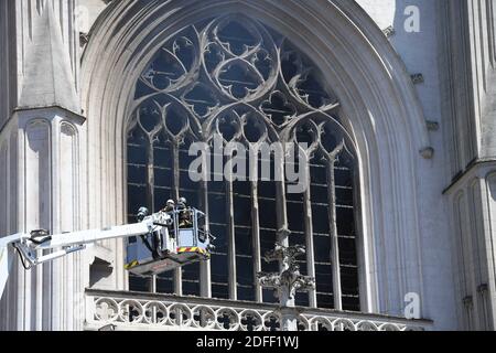 Feuerwehrleute sind am 18. Juli 2020 dabei, in der Kathedrale Saint-Pierre-et-Saint-Paul in Nantes, Westfrankreich, einen Brand zu verrichten. Der Großbrand, der am 18. Juli 2020 in der Kathedrale in der westfranzösischen Stadt Nantes ausbrach, sei nun eingedämmt worden, sagten die Rettungsdienste. "Es ist ein Großbrand", sagte die Einsatzzentrale und fügte hinzu, dass die Besatzungen kurz vor 08:00 Uhr (0600 Uhr GMT) alarmiert wurden und dass 60 Feuerwehrleute entsandt wurden. Foto von Ronan Houssin/ABACAPRESS.COM Stockfoto