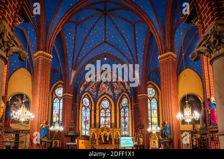 Szczecin, Polen, Juni 2019 schönes Interieur und Altar in einer kleinen Basilika, römisch-katholische Pfarrei St. Johannes der Täufer, gegründet im Jahr 1888 Stockfoto