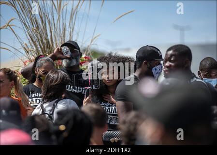 ASSA Traure, Schwester von Adama Traure, die am 19. Juli 2016 in Polizeigewahrsam starb, hält ihre Rede während der Kundgebung, vier Jahre nach dem Tod von Adama Traure nach seiner Verhaftung, in Beaumont-sur-Oise, Frankreich, am 18. Juli 2020. Foto von Renaud Khanh/ABACAPRESS.COM Stockfoto