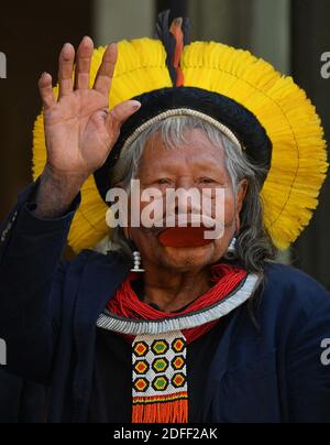 Datei Foto vom 16. Mai 2019 von Brasiliens legendärem indigenen Chef Raoni Metuktyre posiert am 16. Mai 2019 in Paris, Frankreich, auf der Türschwelle des Präsidentenpalastes Elysee. Der indigene Führer Raoni Metuktyre, einer der bekanntesten Verteidiger des Amazonas-Regenwaldes, ist "stationär", nachdem er im Krankenhaus eine Bluttransfusion erhalten hat, teilte sein Institut am Sonntag mit. Raoni, ein Chef des Kayapo-Volkes im Norden Brasiliens, ist seit Donnerstag wegen Schwäche, Atemnot, Appetitlosigkeit und Durchfall ins Krankenhaus eingeliefert worden. Foto von Christian Liewig/ABACAPRESS.COM Stockfoto