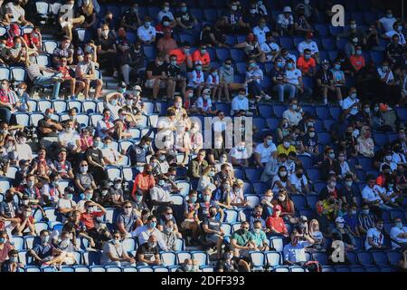 PSG-Fans in den Ständen beobachten Paris Saint-Germain gegen Celtic Freundschaftsspiel im Parc des Princes Stadion am 21. Juli 2020 in Paris, Frankreich. Foto von Anthony Dibon/Pool/ABACAPRESS.COM Stockfoto