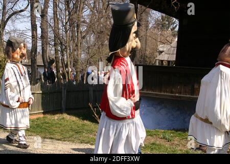 Kartoonische Renderings der rumänischen Bauern in ihrer traditionellen Kleidung. Übergroße puppeähnliche Kostüme. Stockfoto