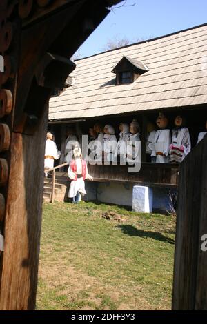 Kartoonische Renderings der rumänischen Bauern in ihrer traditionellen Kleidung. Übergroße puppeähnliche Kostüme. Stockfoto