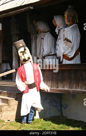 Kartoonische Renderings der rumänischen Bauern in ihrer traditionellen Kleidung. Übergroße puppeähnliche Kostüme. Stockfoto