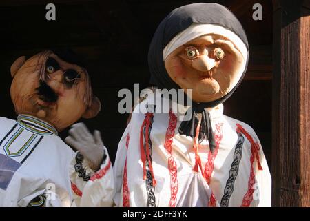 Kartoonische Renderings der rumänischen Bauern in ihrer traditionellen Kleidung. Übergroße puppeähnliche Kostüme. Stockfoto