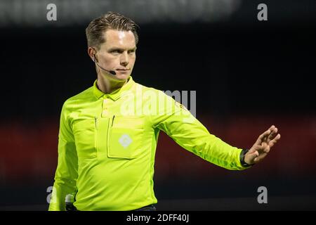 Almere, Niederlande. Dezember 2020. ALMERE, 04-12-2020, Yanmar Stadion, Saison 2020/2021, Niederländischer Fußball Keuken Kampioen Divisie. Schiedsrichter Robin Gansner während des Spiels Almere City - Jong Utrecht Credit: Pro Shots/Alamy Live News Stockfoto