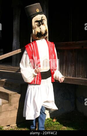 Kartoonische Renderings der rumänischen Bauern in ihrer traditionellen Kleidung. Übergroße puppeähnliche Kostüme. Stockfoto