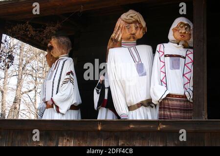 Kartoonische Renderings der rumänischen Bauern in ihrer traditionellen Kleidung. Übergroße puppeähnliche Kostüme. Stockfoto