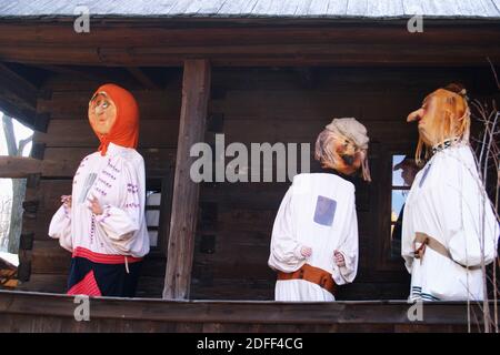 Kartoonische Renderings der rumänischen Bauern in ihrer traditionellen Kleidung. Übergroße puppeähnliche Kostüme. Stockfoto