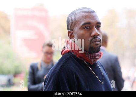 Datei Foto von Street Style, Kanye West Ankunft in Dries Van Noten Ready-to-Wear Frühjahr-Sommer 2015-Show im Grand Palais, Paris, Frankreich am 24. september 2014. Kim Kardashian West sprach am Mittwoch über Kanye Wests bipolare Störung, drei Tage nachdem der Rapper einen langen Monolog bei einer Kampagnenveranstaltung über Themen von Abtreibung bis Harriet Tubman lieferte, Und nachdem er sagte, er habe versucht, sie scheiden zu lassen.Kardashian West sagte in einer Erklärung in einer Instagram-Geschichte gepostet, dass sie nie öffentlich darüber gesprochen, wie West bipolare Störung hat ihre Familie betroffen, weil sie V ist Stockfoto