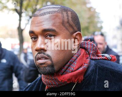 Datei Foto von Kim Kardashian und Kanye West verlassen Royal Monceau Palace Hotel in Paris, Frankreich am 24. September 2014. Die pariser Modewoche beginnt heute und läuft bis zum 2. Oktober. Kim Kardashian West sprach am Mittwoch über Kanye Wests bipolare Störung, drei Tage nachdem der Rapper einen langen Monolog bei einer Kampagnenveranstaltung über Themen von Abtreibung bis Harriet Tubman lieferte, Und nachdem er sagte, er habe versucht, sich von ihr scheiden zu lassen.Kardashian West sagte in einer Erklärung, die in einer Instagram-Geschichte gepostet wurde, dass sie nie öffentlich darüber gesprochen habe, wie Wests bipolare Störung ihre Familie beeinflusst hat Stockfoto