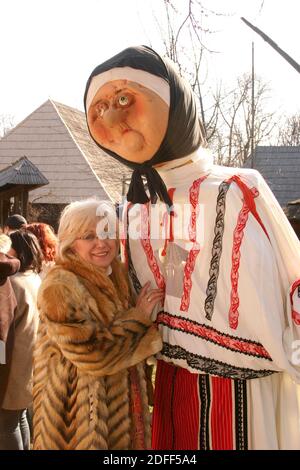 Kartoonische Renderings der rumänischen Bauern in ihrer traditionellen Kleidung. Übergroße puppeähnliche Kostüme. Stockfoto