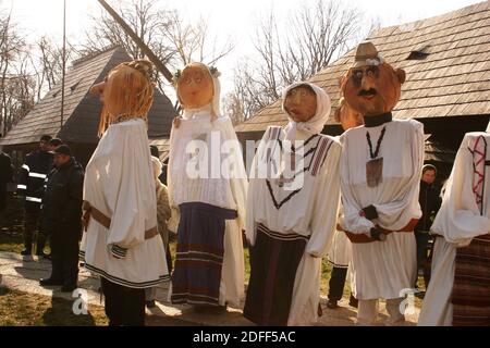 Kartoonische Renderings der rumänischen Bauern in ihrer traditionellen Kleidung. Übergroße puppeähnliche Kostüme. Stockfoto