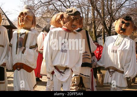 Kartoonische Renderings der rumänischen Bauern in ihrer traditionellen Kleidung. Übergroße puppeähnliche Kostüme. Stockfoto