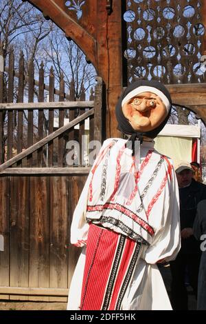 Kartoonische Renderings der rumänischen Bauern in ihrer traditionellen Kleidung. Übergroße puppeähnliche Kostüme. Stockfoto