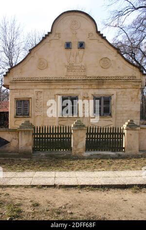 Dimitrie Gusti National Village Museum, Bukarest, Rumänien. Ein Haus aus dem 19. Jahrhundert aus dem Kreis Timis, das im ethnographischen Museum ausgestellt ist. Stockfoto