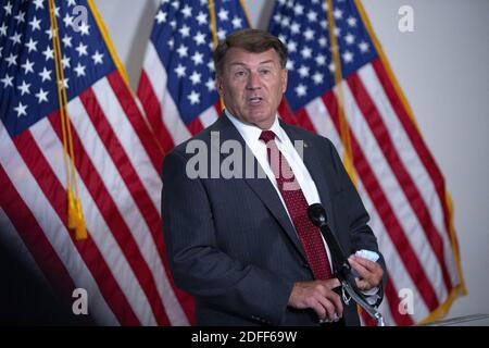 US-Senator Mike Rounds (Republikaner von South Dakota) spricht mit Mitgliedern der Medien, als er am Donnerstag, dem 23. Juli 2020, zum republikanischen politischen Mittagessen im Senat auf dem Capitol Hill in Washington, DC, USA, eintrifft. Foto von Stefani Reynolds/CNP/ABACAPRESS.COM Stockfoto