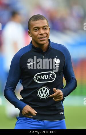 Datei Foto vom 31. August 2017 von Kylian Mbappe von Frankreich während der Trainingseinheit in Frankreich am Vorabend der FIFA 2018 WM Qualifikationsspiel zwischen Frankreich und den Niederlanden im Stade de France in Saint-Denis bei Paris, Frankreich. Kylian Mbappe ist der globale Coverstar für EA Sports FIFA 21. Dies wurde sowohl vom Spieler als auch von der Videospiel-Serie in den sozialen Medien angekündigt und sollte keinen Fußballfan überraschen, denn der 21-jährige Franzose ist sowohl einer der besten Spieler als auch einer der marktfähigsten Spieler im Weltfußball. Foto von Laurent Zabulon/ABACAPRESS.COM Stockfoto