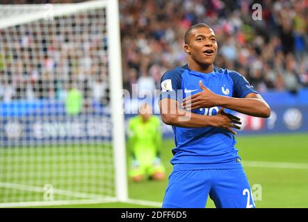 Datei Foto vom 31. August 201 von Kylian Mbappé während der FIFA Fußball-Weltmeisterschaft Russland 2018 in Frankreich gegen Niederlande Qualifying Match im State de France Stadion in Saint-Denis, in der Nähe von Paris, Frankreich. Kylian Mbappe ist der globale Coverstar für EA Sports FIFA 21. Dies wurde sowohl vom Spieler als auch von der Videospiel-Serie in den sozialen Medien angekündigt und sollte keinen Fußballfan überraschen, denn der 21-jährige Franzose ist sowohl einer der besten Spieler als auch einer der marktfähigsten Spieler im Weltfußball. Foto von Christian Liewig/ABACAPRESS.COM Stockfoto