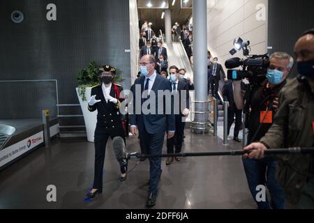 Der französische Premierminister Jean Castex, der französische Verkehrsminister Jean-Baptiste Djebbari, die für die Sicherheit der Flughäfen Roissy Charles de Gaulle, Bourget und Orly beauftragte Delegierte Sophie Wolfermann mit Gesichtsmaske am Flughafen Roissy-Charles de Gaulle, nördlich von Paris, am 24. Juli, 2020 während eines Besuchs wurden sanitäre Maßnahmen für abfliegende und ankommende Passagiere eingesetzt, um die Ausbreitung der durch das neue Coronavirus verursachten COVID-19-Pandemie einzudämmen. Europa traf am 23. Juli mehr als drei Millionen Coronavirus-Fälle, während die Zahl der weltweit angespiesten Infektionen die Behörden dazu veranlasste Stockfoto