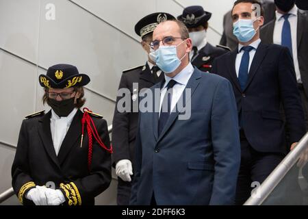 Der französische Premierminister Jean Castex, der französische Verkehrsminister Jean-Baptiste Djebbari, der für die Sicherheit der Flughäfen Roissy Charles de Gaulle, Bourget und Orly beauftragte Delegierte Sophie Wolfermann und ADP (Aeroports de Paris) Der Vorstandsvorsitzende der Gruppe, Augustin de Romanet, und der französische Gesundheitsminister Olivier Veran tragen am 24. Juli auf dem Flughafen Roissy-Charles de Gaulle, nördlich von Paris, eine Gesichtsmaske. 2020 während eines Besuchs wurden sanitäre Maßnahmen für abfliegende und ankommende Passagiere eingesetzt, um die Ausbreitung der durch das neue Coronavirus verursachten COVID-19-Pandemie einzudämmen. Eur Stockfoto