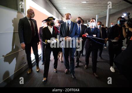 Der französische Premierminister Jean Castex, der französische Verkehrsminister Jean-Baptiste Djebbari, der für die Sicherheit der Flughäfen Roissy Charles de Gaulle, Bourget und Orly beauftragte Delegierte Sophie Wolfermann und ADP (Aeroports de Paris) Der Vorstandsvorsitzende der Gruppe, Augustin de Romanet, und der französische Gesundheitsminister Olivier Veran tragen am 24. Juli auf dem Flughafen Roissy-Charles de Gaulle, nördlich von Paris, eine Gesichtsmaske. 2020 während eines Besuchs wurden sanitäre Maßnahmen für abfliegende und ankommende Passagiere eingesetzt, um die Ausbreitung der durch das neue Coronavirus verursachten COVID-19-Pandemie einzudämmen. Eur Stockfoto