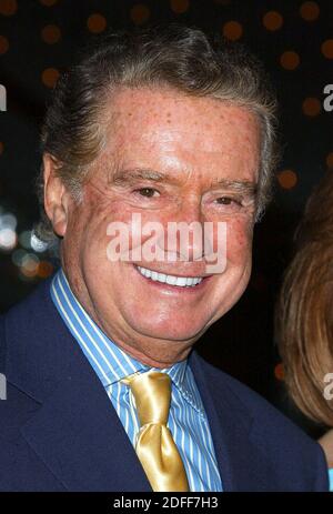 Datei Foto vom 1. Mai 2003 von TV-Anker Regis Philbin abgebildet, als er im State Supreme Courthouse ankommt, um an der Vanity Fair Party teilzunehmen, die den Start des 2. Jährlichen Tribeca Film Festival in New York City, NY, USA feiert. Regis Philbin, der geniale Gastgeber, der sein Leben mit Fernsehzuschauern über den Morgenkaffee jahrzehntelang teilte und sich und einigen Fans half, es mit der US-Spielshow, die Millionär werden will, reich zu machen, ist mit 88 gestorben. Philbin starb an natürlichen Ursachen am Freitagabend, nach einer Erklärung seiner Familie durch Sprecher zur Verfügung gestellt. Foto von Nicolas Khayat/ABACAPR Stockfoto