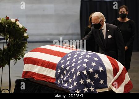 Der demokratische Präsidentschaftskandidat, der ehemalige Vizepräsident Joe Biden, berührt die Fahnenschatulle des verstorbenen Rep. John Lewis, D-Ga., einer Schlüsselfigur der Bürgerrechtsbewegung und ein 17-maliger Kongressabgeordneter aus Georgien, als er am Montag, den 27. Juli 2020, im US-Bundesstaat Washington liegt. Foto von J. Scott Applewhite/Pool/ABACAPRESS.COM Stockfoto