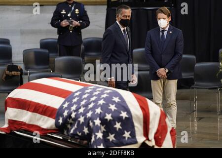 Senator Mitt Romney, R-Utah, links, und Rep. Dean Phillips, D-Minn., gehen an der Fahnenscharte des verstorbenen Rep. John Lewis, D-Ga. Vorbei, während er im Zustand im Capitol in Washington liegt, Montag, 27. Juli 2020. Foto von J. Scott Applewhite/Pool/ABACAPRESS.COM Stockfoto